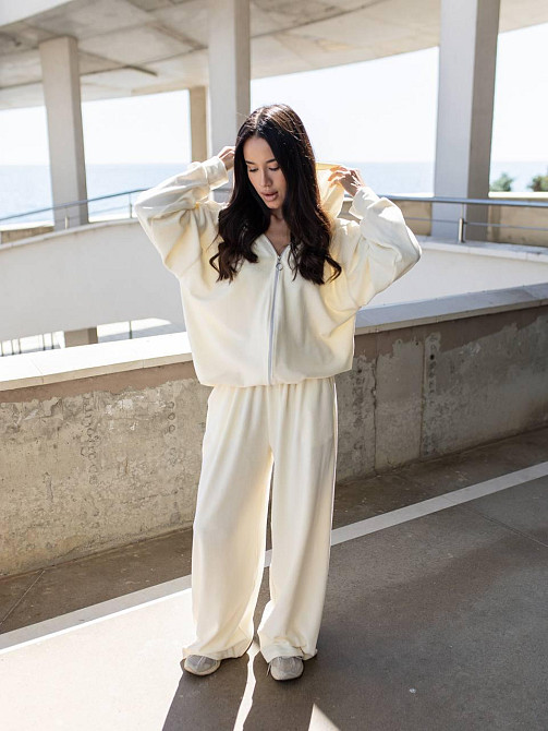 Женский повседневный оверсайз костюм двойка: кофта и штаны хлопковый велюр Кремовый Одесса - изображение 9