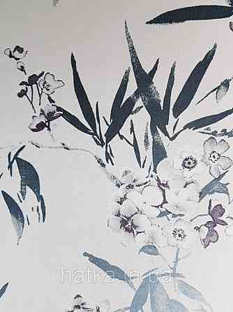 Обои флизелиновые  Khroma LAV402 LA VIE EN ROSE светло серые ветки серебряные  цветы белые Киев