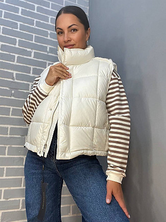Жилетка женская Lady Yep 9039 стеганная короткая вставка из экокожи на спине черная, черный, 46 Одесса - изображение 9