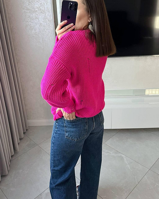 Жіночий затишний оверсайз светр з рваним ефектом машинна в'язка. Малиновий Одеса - фото 6
