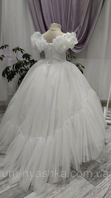 Длинное белое платье со шлейфом на рост 128-140 Кривой Рог - изображение 2