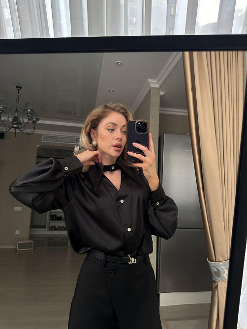 Женская стильная блуза свободного кроя с вшитым воротником-чокером на пуговицах итальянский шелк Черный, 42/46 Одесса - изображение 10
