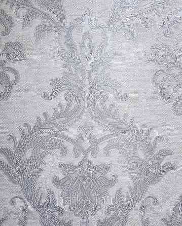 Шпалери вінілові на флізеліні AdaWall Seyyah 1.06х10 вензелю великі структурні сріблясті на білому Київ