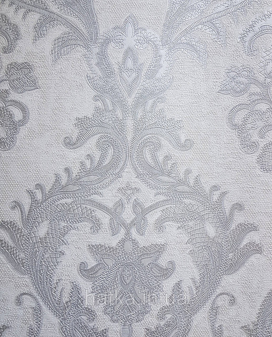 Шпалери вінілові на флізеліні AdaWall Seyyah 1.06х10 вензелю великі структурні сріблясті на білому Київ - фото 2