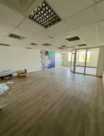 Здам офіси в центрі міста. Барикадна 4 поверх з 4 , Гарний ремонт, красиві офіси (всі фото відповідають дійсності). Канікули на заїзд. Охорона, консьє Дніпро