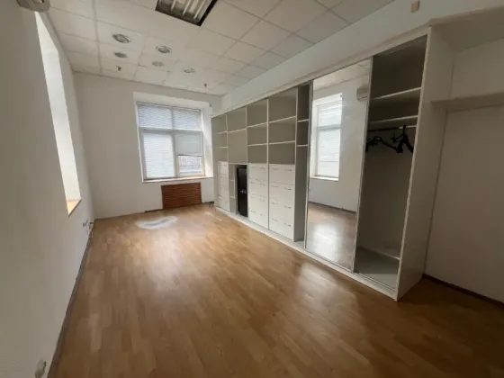 Аренда офиса в центре города, 6 офисов. Просторный, светлый, высокий потолок. Есть место для генератора. Днепр