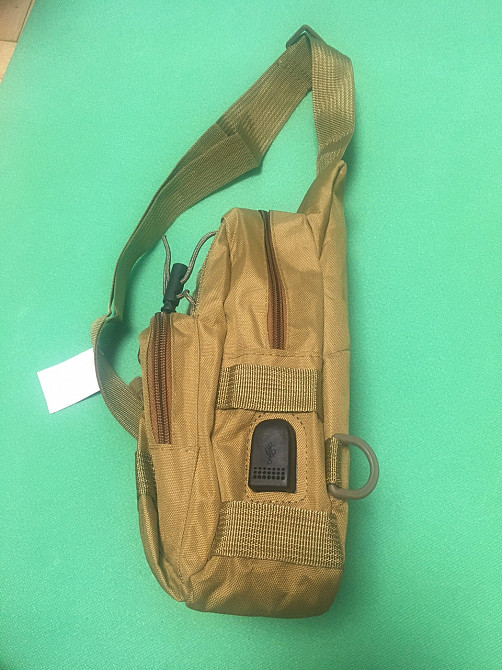 Мужская сумка тактическая через плечо песочного цвет, нагрудная сумка, размер 35*21см, 3 кармана, с USB шнуром Киев - изображение 2