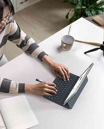 Чехол клавиатура CHESONA для iPad A16 2025/ iPad 10-го поколения (2022) A2696 / A2757 / A2777 с заменяемой батарейкой Днепр