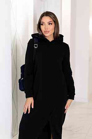 Теплое трикотажное платье миди с капюшоном 