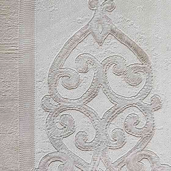 Шпалери метрові вінілові на флізелін 24 Carati Cristiana Masi вензель великий структурний сріблом на молочному Київ
