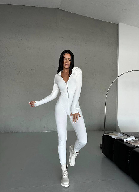 Жіночий облягаючий комбінезон із вишивкою та камінчиками на спинці турецький велюр Білий, 46/48 Одеса - фото 1