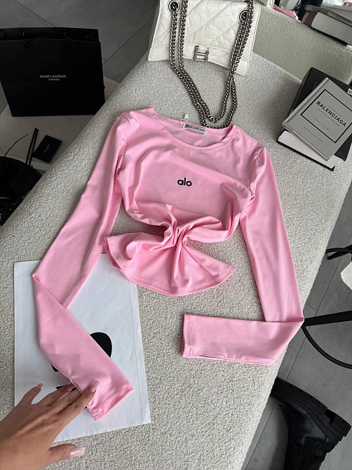 Стильный женский базовый лонгслив с надписью и вырезом под пальчик микродайвинг Барби Одесса - изображение 7