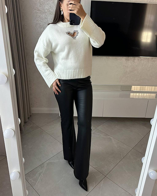 Женский свитер оверсайз кроя с вырезом в виде сердечка с камушками машинная вязка Одесса - изображение 3