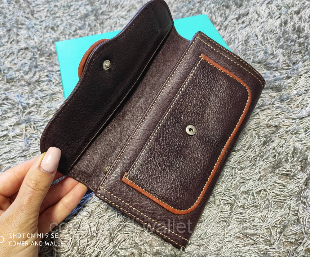 Коричневий жіночий гаманець із натуральної шкіри з хлястиком на кнопці Guxilai Київ - фото 5