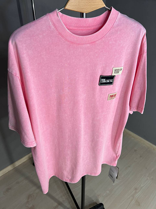 Футболка жіноча A-N 25012 подовжена оверсайз з нашивками патчами попереду one size, рожевий, one size Київ - фото 12