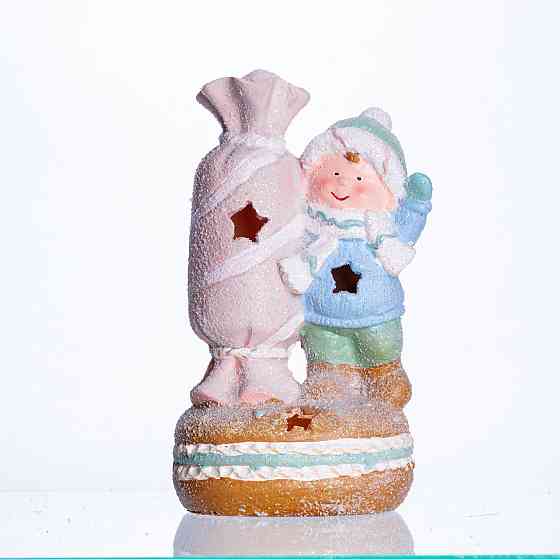 Новорічна декоративна фігурка з підсвіткою 12.5×9×21 см Новорічний декор Дитина з цукеркою з порцеляни CR-6-11 Коломыя