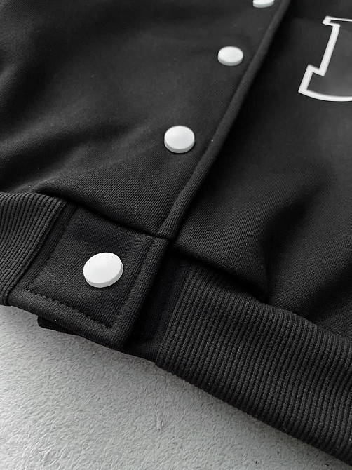 Женский теплый укороченный оверсайз бомбер на кнопках трехнитка на флисе Одесса - изображение 6