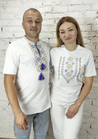 Чоловіча вишиванка в білому кольорі з жовто блакитним орнаментом Київ