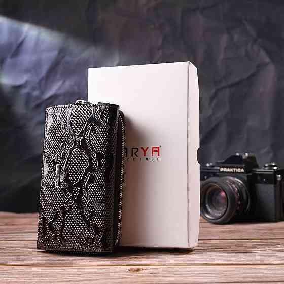 Вместительное женское портмоне из лакированной фактурной кожи KARYA 21429 Коричневый Киев