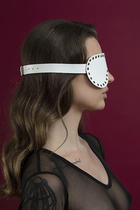 Маска на очі з заклепками Feral Feelings - Blindfold Mask, натуральна шкіра, біла Sex Aura Київ - фото 2