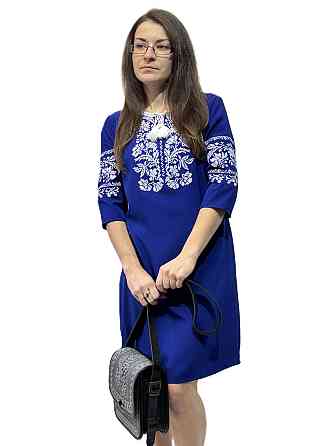 Жіноча синя вишита сукня  з квітковою білою вишивкою Київ