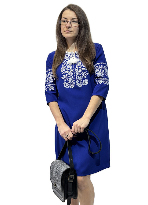 Женское синее вышитое платье с цветочной белой вышивкой Киев - изображение 3