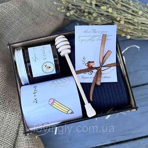 Подарунок для вчителя-чоловіка: Бокс "Вчитель Супергерой" з солодким сюрпризом Ірпінь