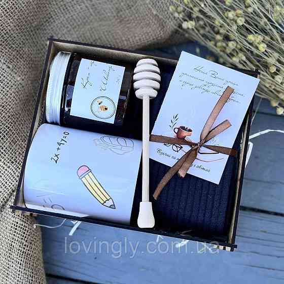 Подарунок для вчителя-чоловіка: Бокс "Вчитель Супергерой" з солодким сюрпризом Ірпінь