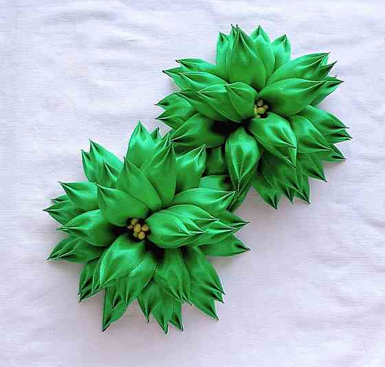 Резинка зеленая из лент для волос канзаши 