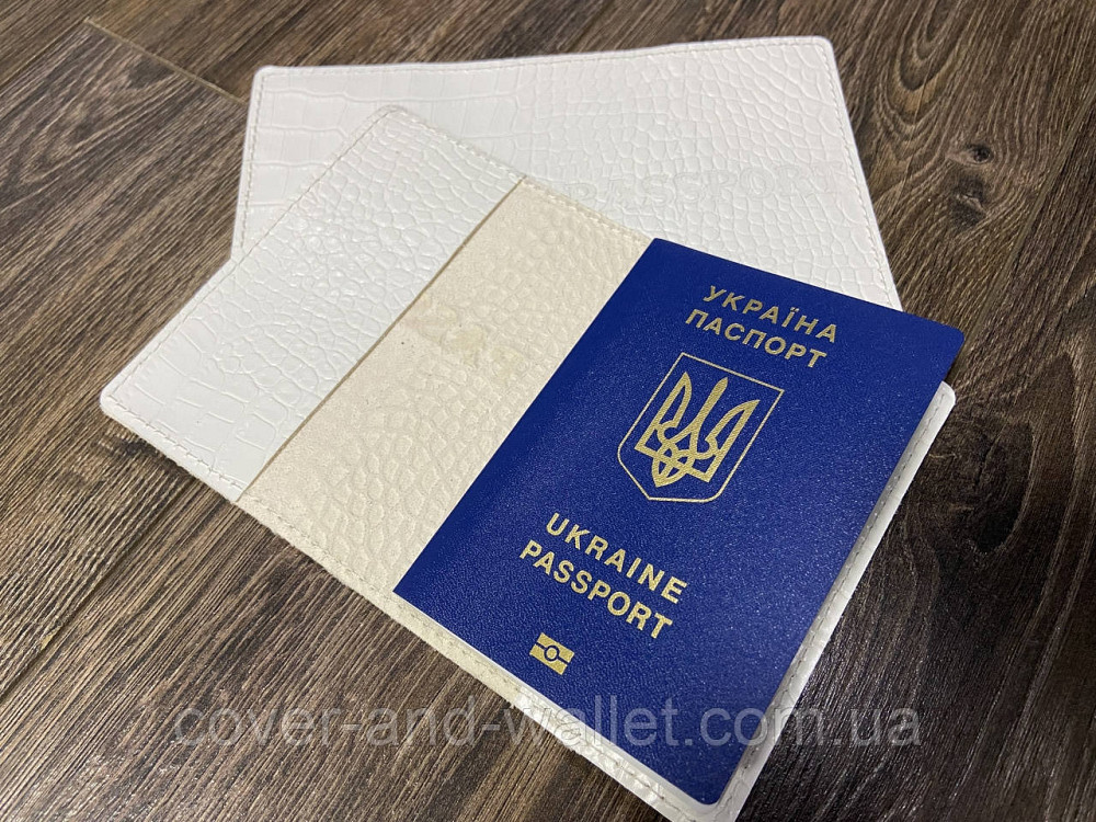 Жіноча шкіряна обкладинка на паспорт білого кольору під крокодила ST Leather Київ - фото 3