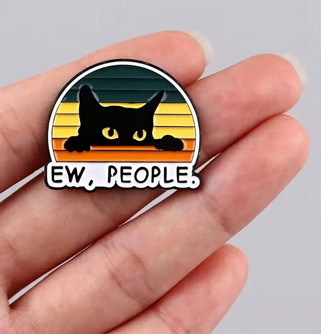Эмалированная брошь «Ew, People» с черным котом Киев - изображение 4