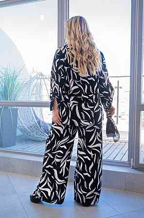 Свободный костюм с вырезом на спине 