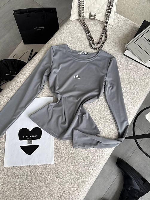 Стильний жіночий базовий лонгслів із написом і вирізом під пальчик мікродайвінг Сірий Одеса - фото 9