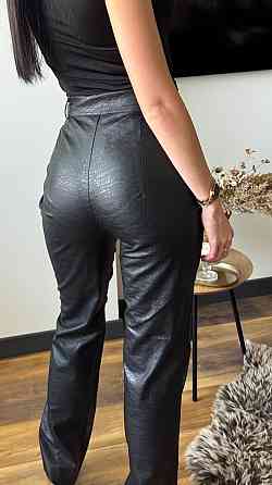 Женские прямые брюки из экокожи с тиснением под крокодила Черный, 44/46 Одесса