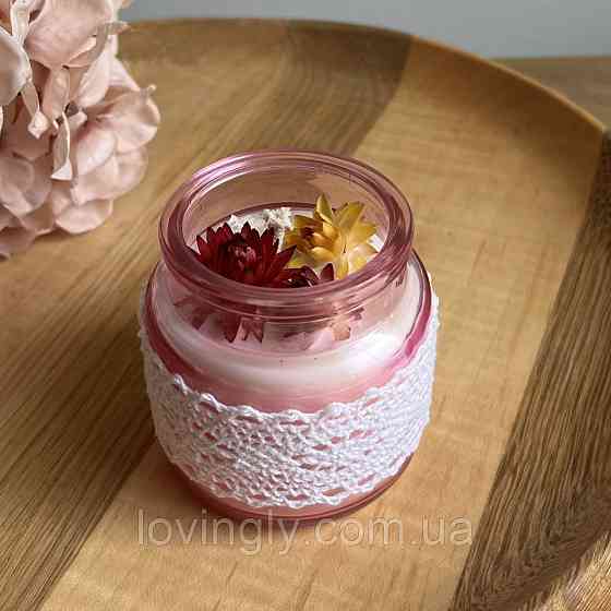 Ароматическая свеча из натурального воска в стеклянной колбе декорирована сухоцветами Ирпень