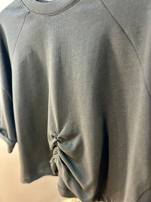 Футболка жіноча 0911 коротка широка з резинкою - збіркою попереду чорна, чорний, M Київ - фото 14