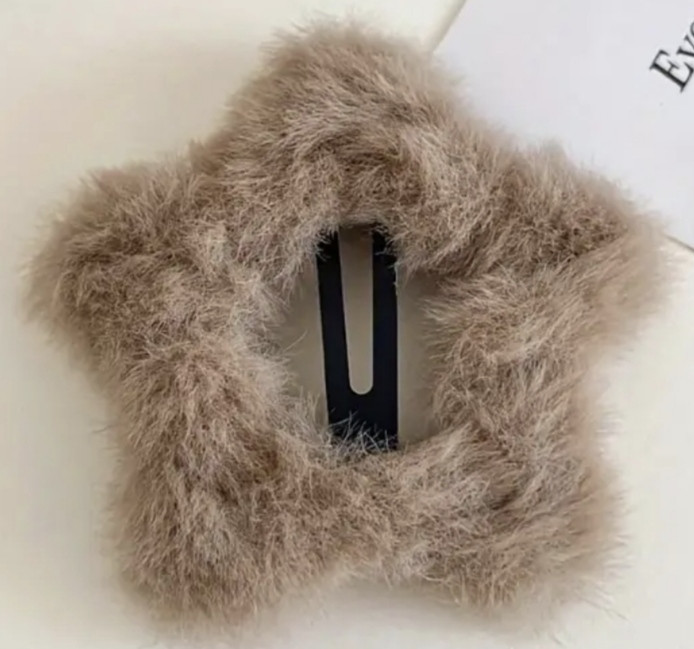 Заколка зі штучного хутра 