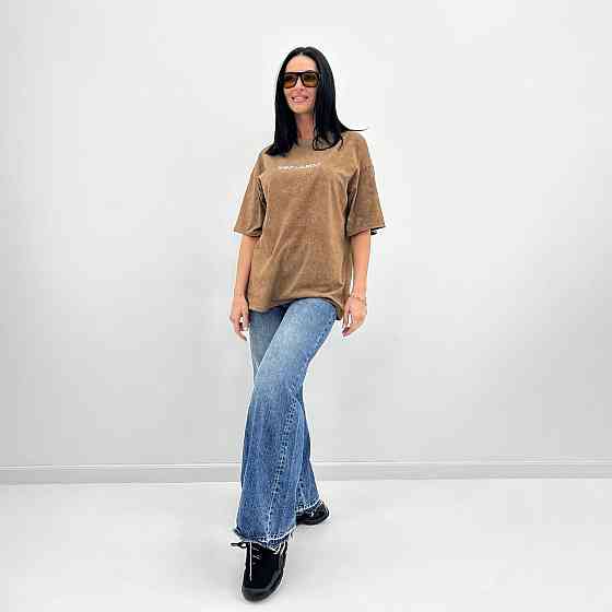 Базовая женская футболка с надписью 