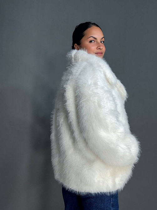 Шуба жіноча Fancy Matinee 5902 оверсайз з кишенями біла, білий, M Київ - фото 3