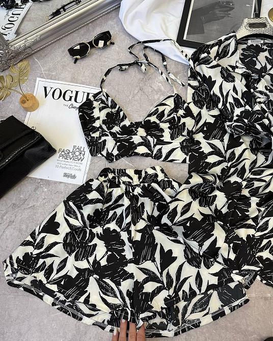 Жіночий легкий принтований костюм-трійка: сорочка топ і шорти із шовку Чорний Одеса - фото 2