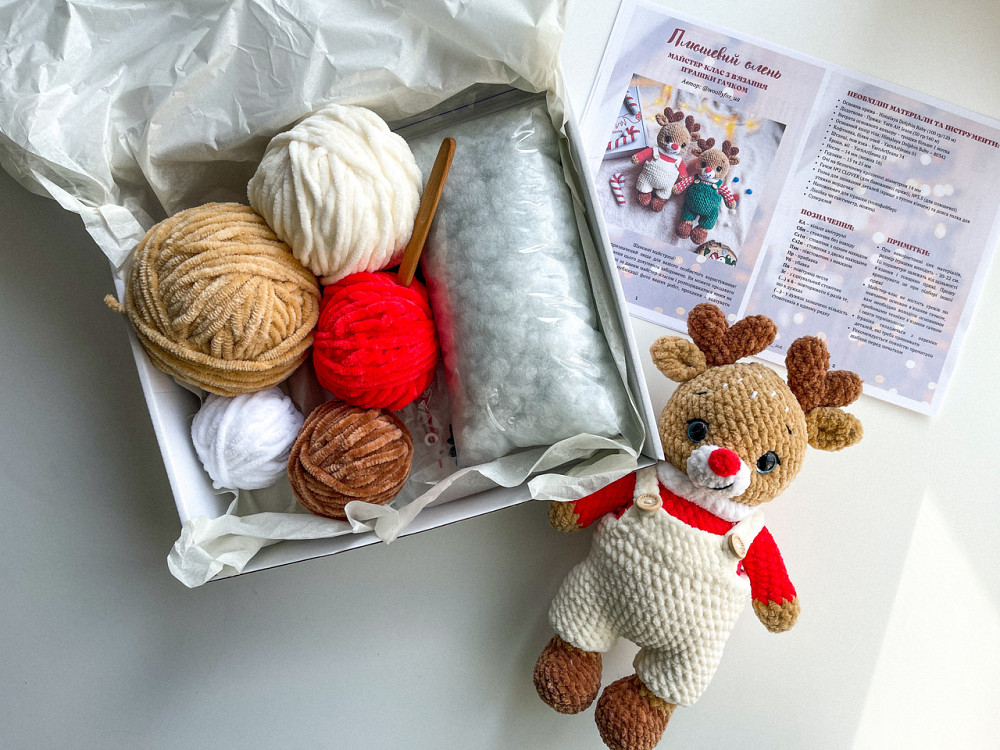 Набір для в'язання гачком "Різдвяний олень в комбінезоні" 28 см. Новорічний подарунок, різдвяний дек Київ - фото 5