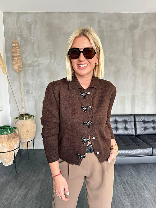 Жіночий укорочений кардиган із декоративними застібками у формі бантиків машинне в'язання Шоколад Одеса - фото 1