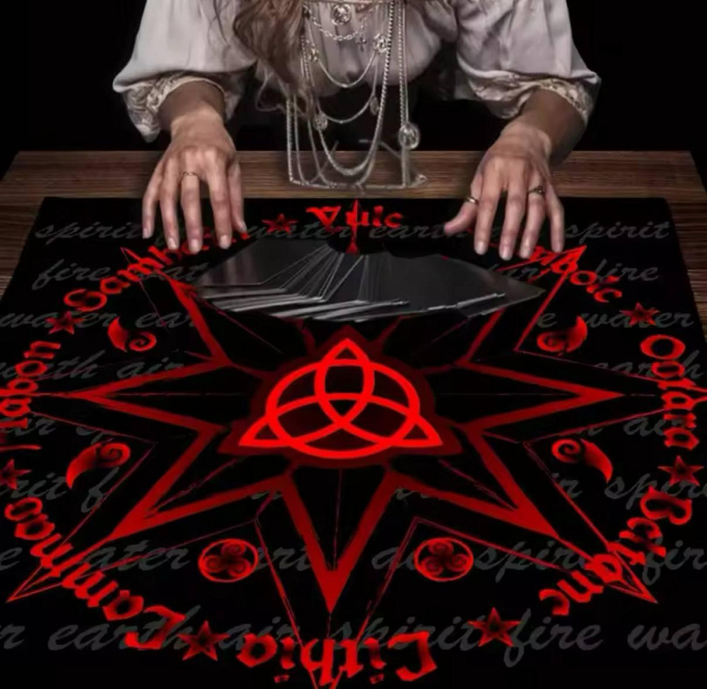 Алтарная скатерть для карт Таро и Рун с изображением Трикветра. Скатерть для гадания красная 50*50 с Киев - изображение 3
