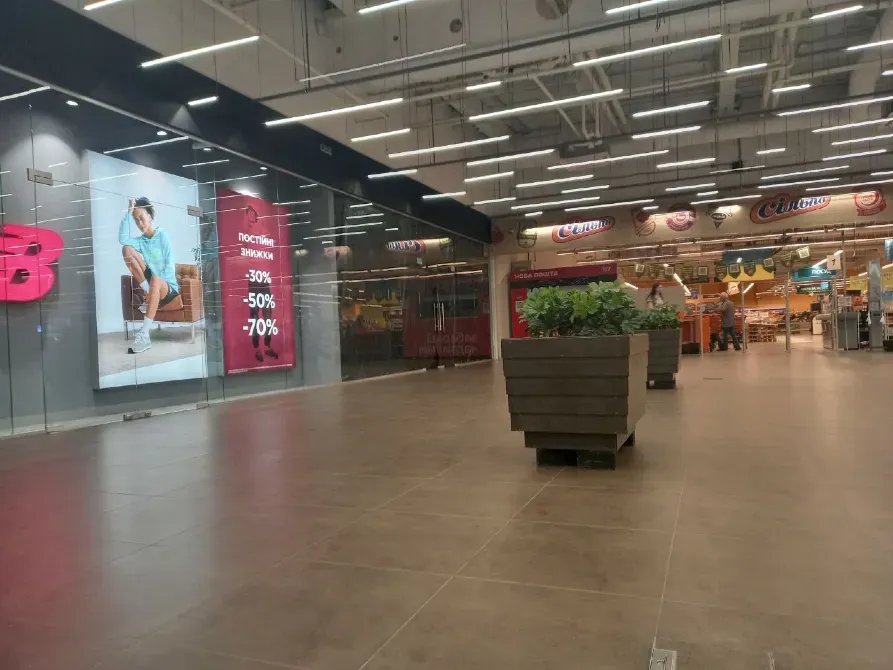 Магазин в ТЦ. Залишається все що на фото (є навіть все освітлення і колонки з музикою) канікули на заїзд і тд. Дніпро - фото 13