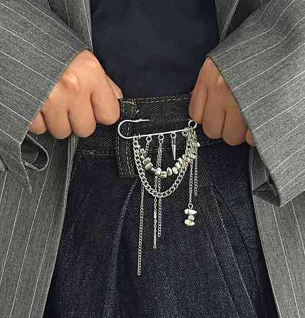 Брошка булавка з ланцюжками срібляста, декоративна шпилька на одяг, стильний аксесуар унісекс Київ