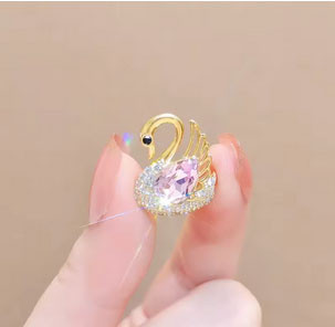 Брошка ніжна для одягу Лебідь Київ - фото 1