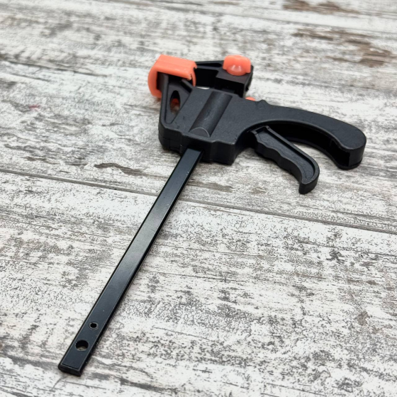 Быстрозажимная F-образная струбцина 4