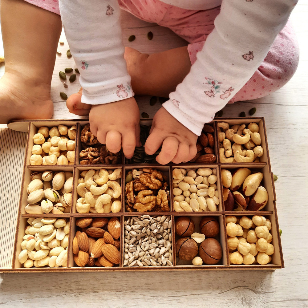 Дерев'яна коробочка з горіхами до Нового Року на 15 комірок Царство Меду 500 грам Одеса - фото 2