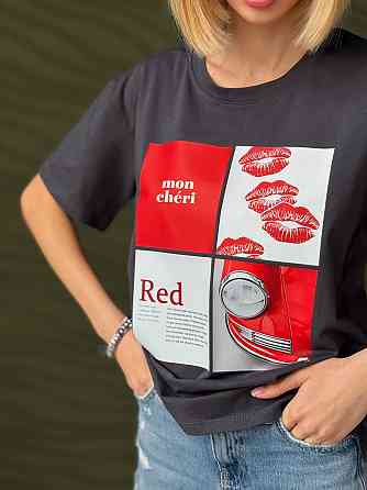 Женская футболка с акцентным принтом 