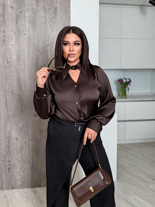 Женская стильная блуза свободного кроя с вшитым воротником-чокером на пуговицах итальянский шелк Шоколад, 48/52 Одесса - изображение 9